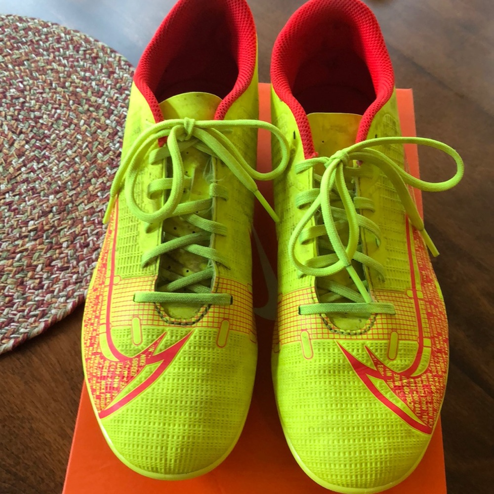 Nike Vapor 14 Soccer Cleats Size 7.5